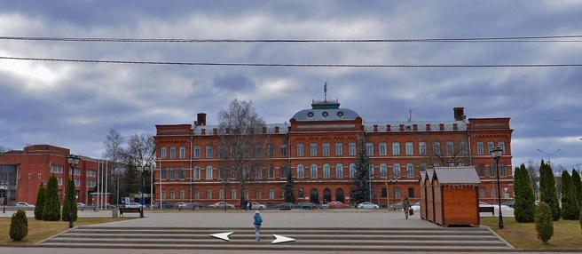 «Перекресток» расположен в подвале Авиационного колледжа | Источник: Яндекс. Панорамы