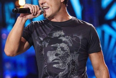 Белые розы на фасаде дома Шатунова в Москве