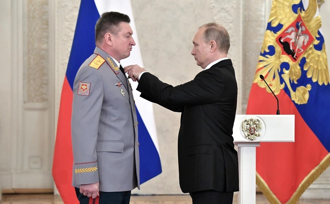 Президент РФ Владимир Путин награждает Александра Лапина орденом Святого Георгия IV степени, 2017 год | Источник: kremlin.ru