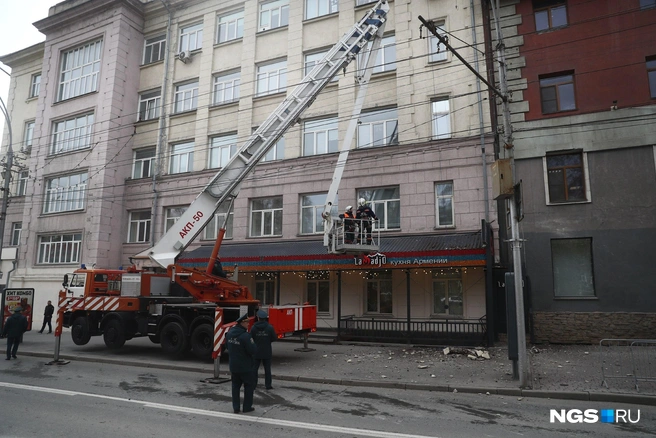 Часть карниза со здания на Красном проспекте, 35 упала на тротуар утром 4 мая | Источник: Александр Ощепков / NGS.RU