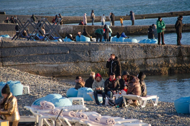 У моря продолжают отмечать праздник | Источник: Оксана Витязь / SOCHI1.RU
