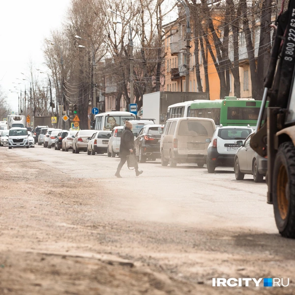 Из-за этого по утрам здесь собираются гигантские пробки, в которых стоит почти весь район | Источник: Даниил Конин / «ИрСити»