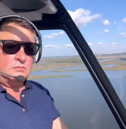 Отец мэра управляет вертолетом | Источник: rafilmavliev / Instagram (экстремистская организация, деятельность запрещена на территории РФ)