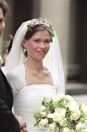 Леди Сара ЧаттоА вот дочери принцессы Маргарет, леди Саре, на свадьбу было выдано совершенно новое убранство – Цветочная тиара Сноудон. Вернее, само украшение было старым – просто до этого оно существовало в коллекции Маргарет в виде трех разрозненных брошей (подарок ее супруга к свадьбе). В 1994 году дизайнер свадебного платья леди Сары предложил ее семье объединить эти три вещицы в одну тиару. Теперь она носит название Сноуденской и, скорее всего, однажды будет украшать головы невест Сариных сыновей.