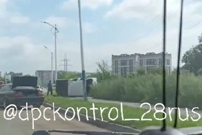 В Благовещенске грузовик перевернулся в ДТП