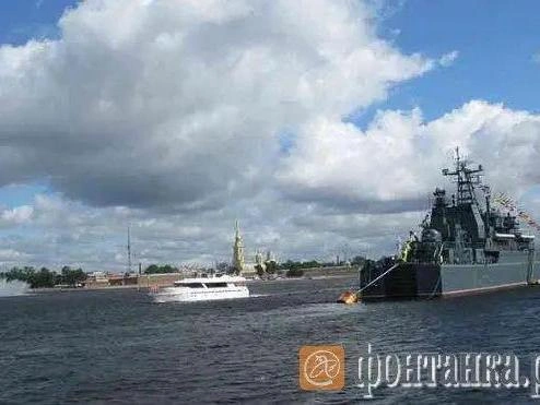 В 2008 году на Неве встали восемь кораблей ВМФ, идея горожанам зашла. | Источник: «Фонтанка.ру»