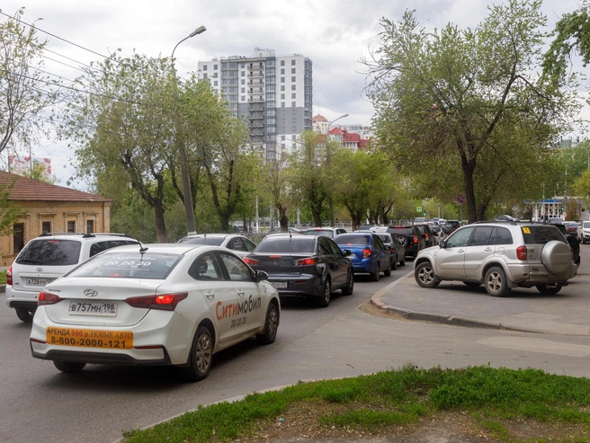 Общественник считает, что к осени ситуация с движением на улицах Пархоменко и Новороссийской ухудшится | Источник: Алексей Волхонский / V1.RU