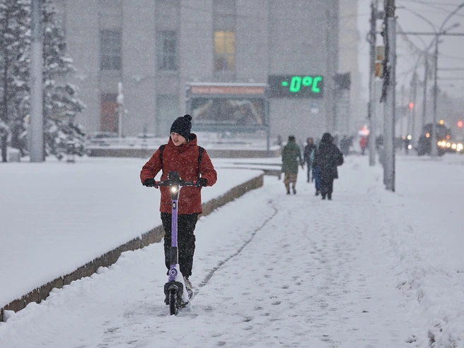 Некоторые горожане продолжают кататься на самокатах несмотря на снег. | Источник: Александр Ощепков
