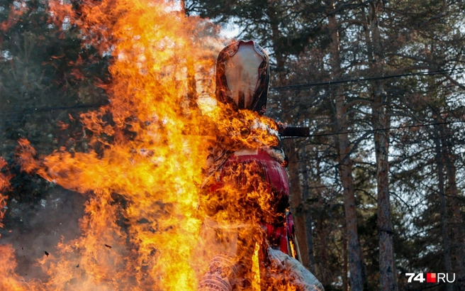 Без сжигания соломенного чучела на Масленицу никуда  | Источник: Наталья Лапцевич / 74.RU