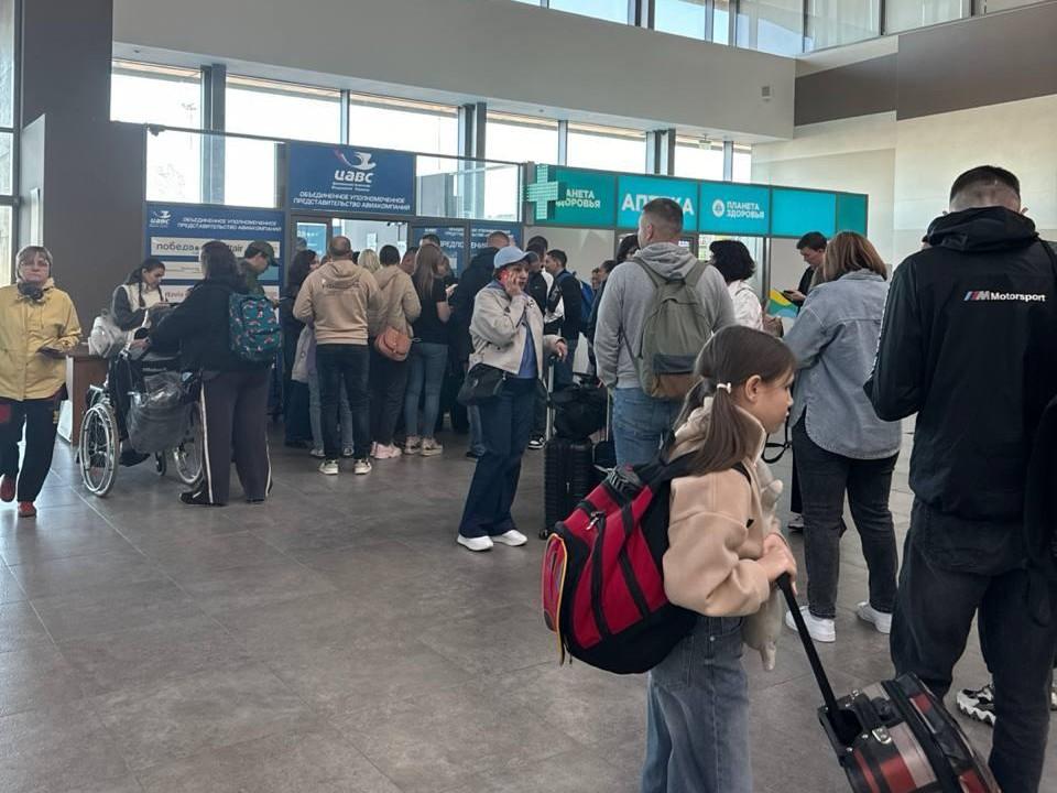 «Мы в шоке, отпуск сорвался!»: в пермском аэропорту массово отменяют рейсы в Москву — столицу атаковали беспилотники