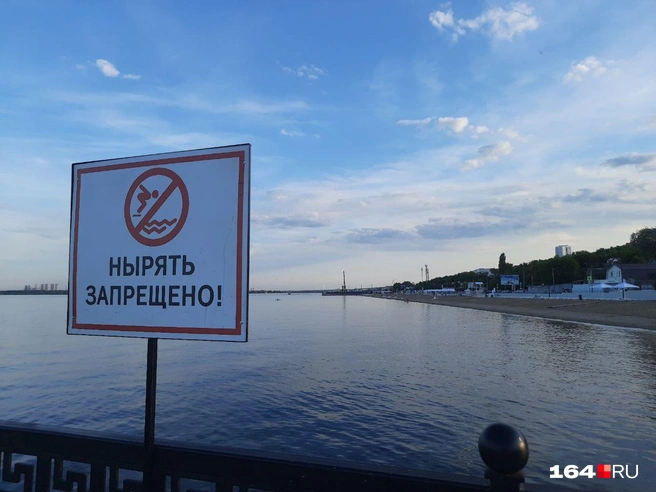 На пляже на новой набережной тоже нельзя нырять, но запрет никто не соблюдает | Источник: Сергей Гендин / 164.RU