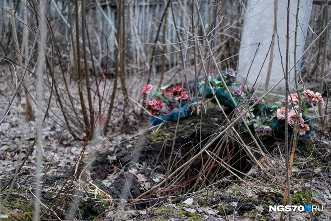 А эта могила уже давно провалилась куда-то вглубь | Источник: Варвара Фролова / NGS70.RU