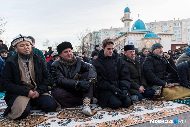В теплых носках холод не будет отвлекать от молитвы | Источник: Мария Ленц / NGS24.RU