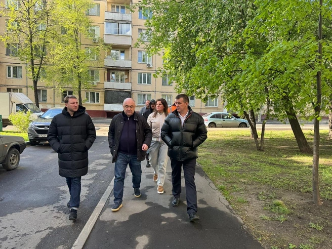 Глава «Жилищника» (крайний справа) вместе с главой управы (по центру) | Источник: управа района Лефортово города Москвы / Vk.com