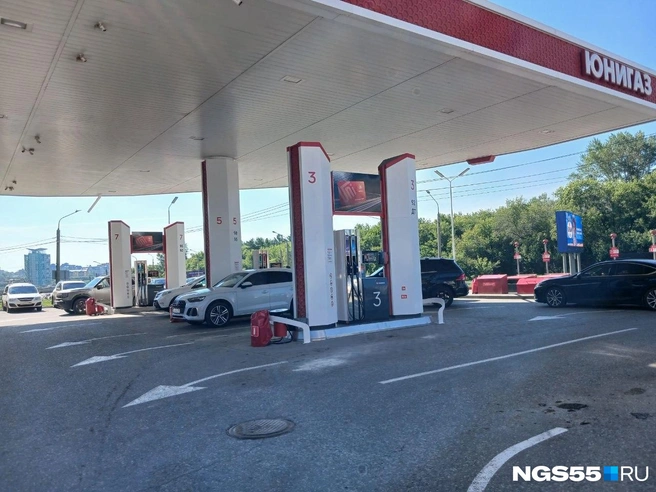 К колонке с АИ-95 никто не подъезжает, потому что бензина этой марки на АЗС нет  | Источник: Сергей Энквист / NGS55.RU 