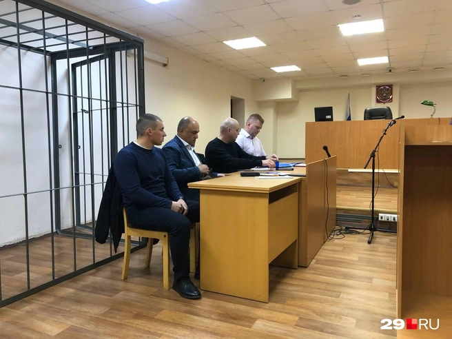 Обвиняемые экс-гаишники Александр Овсянников и Дмитрий Гришин с защитниками | Источник: Кристина Полевая