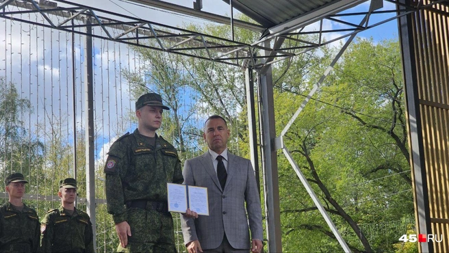 Вадим Шумков с выпускником военного центра КГУ | Источник: Дарья Никитченко /45.RU