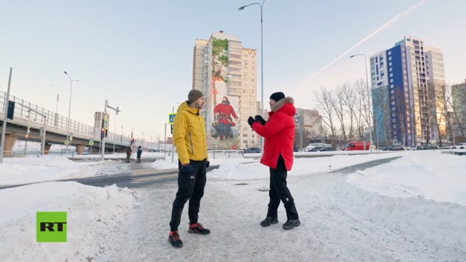 Питера Скотта восхитил размер мурала | Источник: Inland Visions, телеканал RT International / rt.com