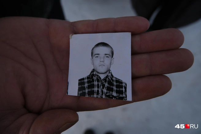 На фото Олег в молодости. У него немного фотографий.—&nbsp;Один раз Светлана взяла трубку. Она фактически ничего не сказала. И взял трубку Миронов, он сказал: «Не звоните. Светлана Николаевна в трауре»,&nbsp;— передает телефонный разговор сестра погибшего | Источник: Анастасия Малышкина / 45.RU 