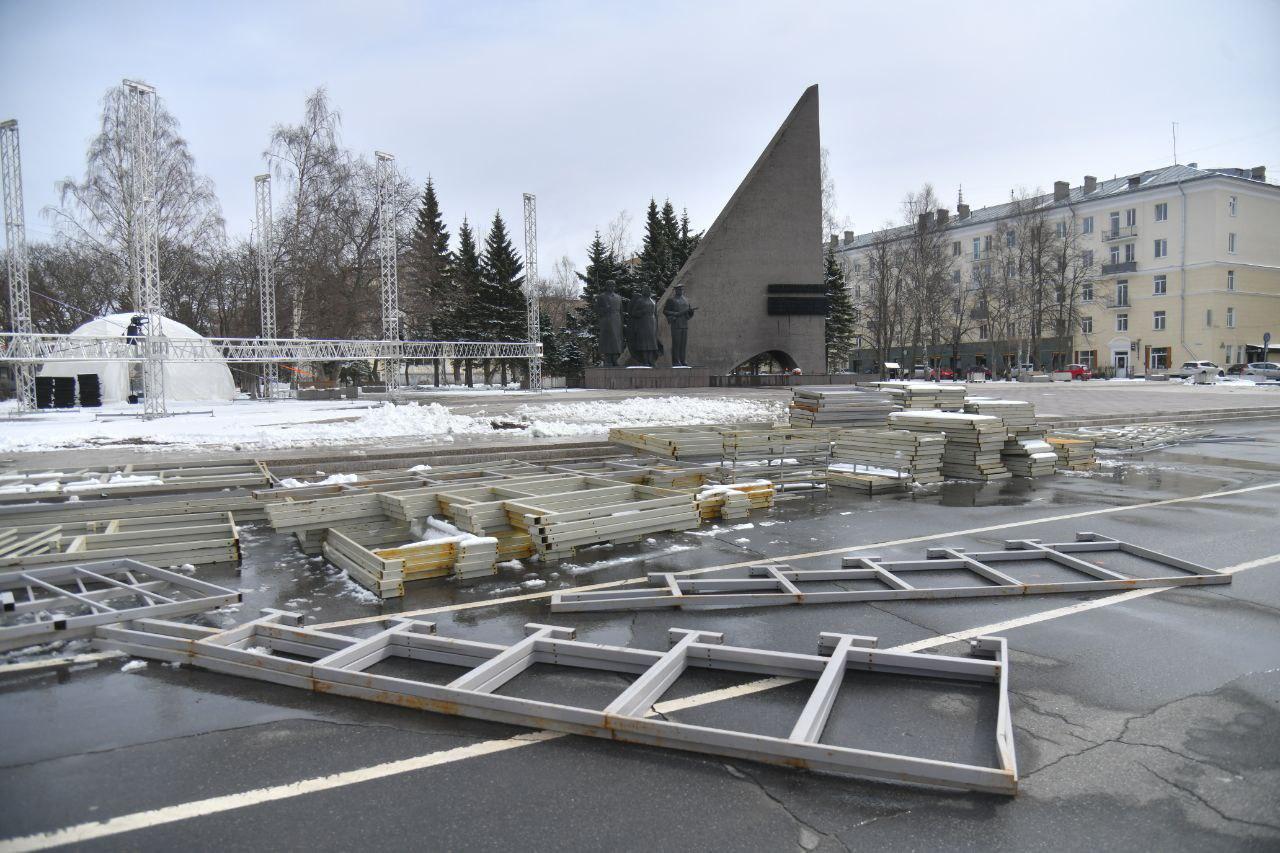 Архангельск подготавливают к 9 мая: что происходит на площади Мира