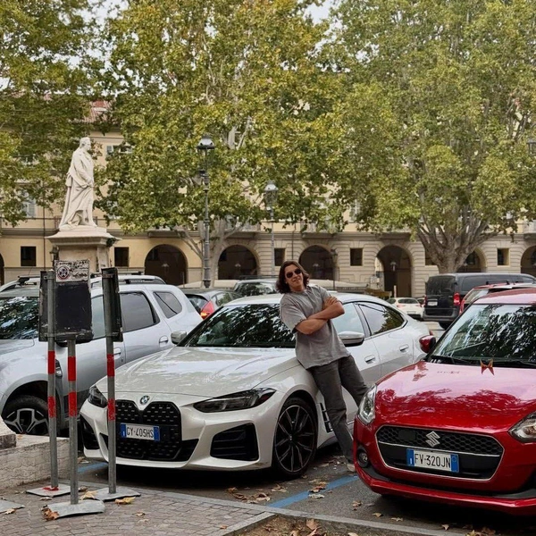 Алексей около вип-автомобилей | Источник: aleks_khr / Instagram (экстремистская организация, деятельность запрещена на территории РФ)