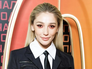 «Богиня»: Настя Ивлеева обнажилась для фотосессии под дождем на фоне Кремля