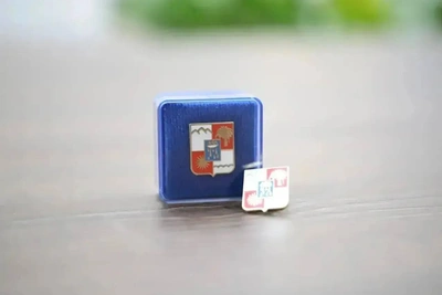 Сочинские чиновники начнут носить значки с гербом