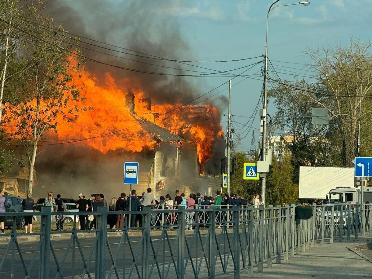 Из-за пожара в центре Архангельска перекрыли дорогу: смотрите, какие заторы образовались в городе 