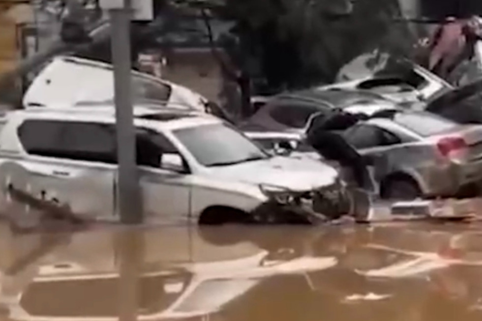 Погибло более 300 человек, а города превратились в свалку автомобилей: на Китай обрушился потоп