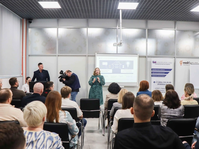 На встрече собравшимся предпринимателям представили соглашение о сотрудничестве и взаимодействии | Источник: АО «РЭС»