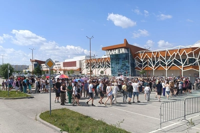 Пермяки стоят в очередях на автобус до фестиваля «Крылья Пармы»