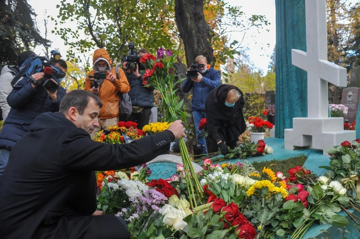 На могиле Марка Захарова установили памятник