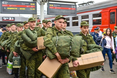 Soldier Recalls Lieutenant Allowing Holiday Feast in Army