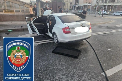 В Казани иномарка врезалась в ограждение и загорелась