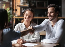 Вредная привычка, которая выдает в вас недружелюбного человека при знакомстве — а вы так делаете?