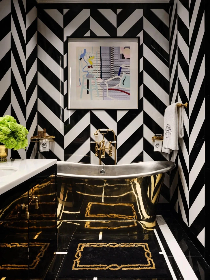 Ванна с латунной отделкой, Cast Iron Bath Co. Смесители, Lefroy Brooks. Принт Роя Лихтенштейна. | Источник: Дуглас Фридман