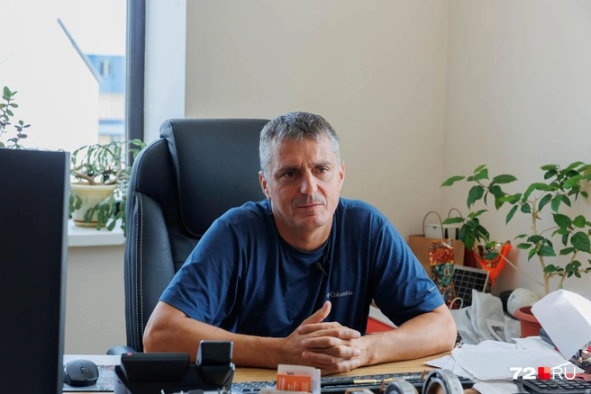 Руководитель производства Михаил Алексюк рассказывает: всё задумывалось как утилитарная машина для себя | Источник: Ирина Шарова / 72.RU