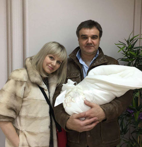 Супруг певицы Натали Александр приехал забрать жену и новорожденного из роддома