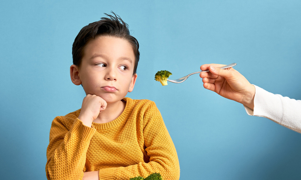 Нанести вред ребенку. Пищевое насилие. Пищевое насилие над детьми. Kids eating.