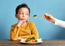 «Ложку за маму»: что такое пищевое насилие (и как оно вредит детям)