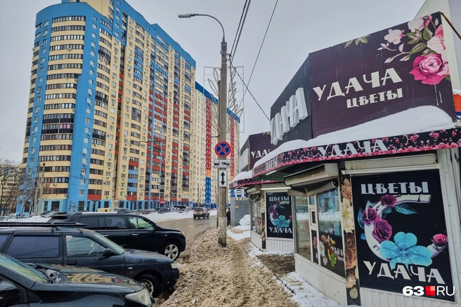 От павильонов до дороги — узенькая тропка | Источник: Роман Данилкин / 63.RU