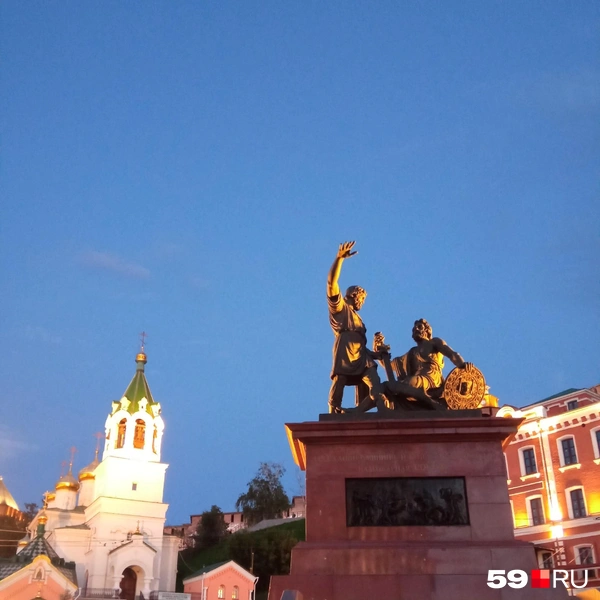Недалеко от кремля памятник Минину и Пожарскому | Источник: Вероника Свизева / 59.RU