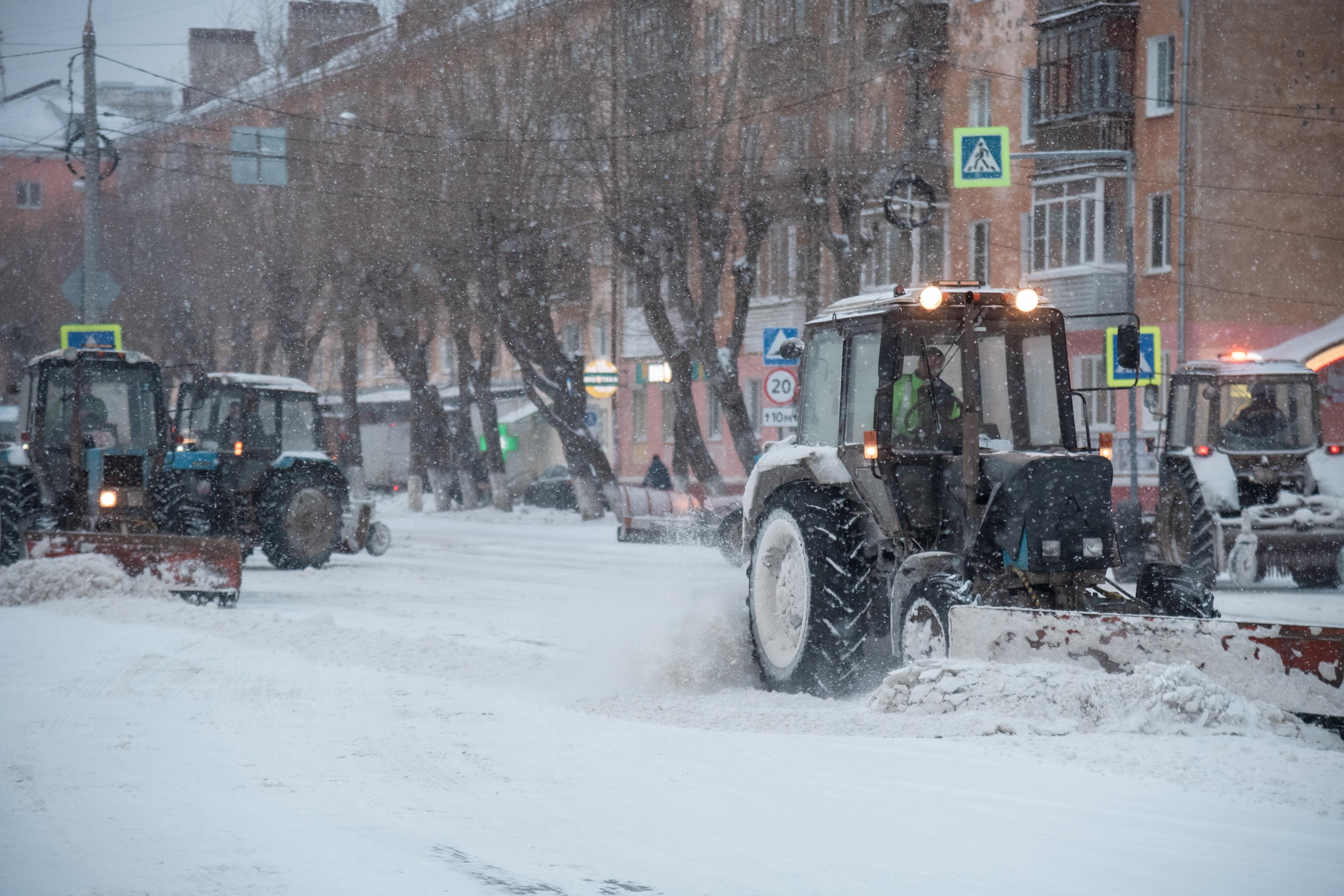 В Архангельске чистят снег на улицах: где могут эвакуировать машины