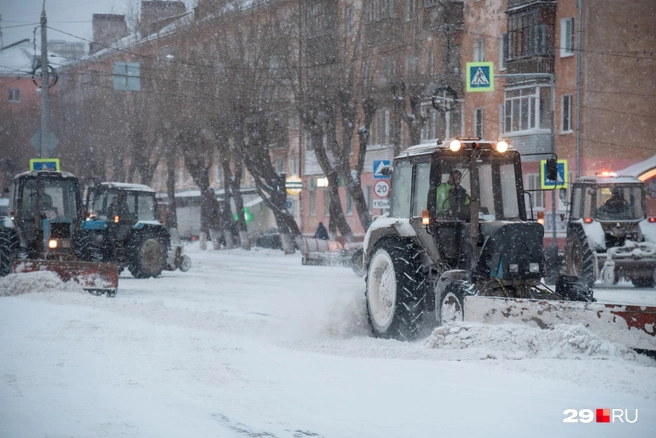 В Архангельске чистят снег на улицах: где могут эвакуировать машины | Источник: Иван Митюшёв / 29.RU