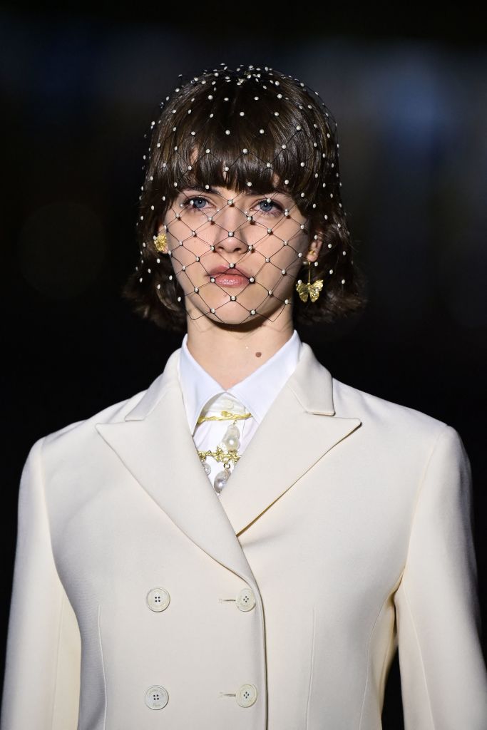 Жемчужный макияж + укладки с золотыми украшениями: лучшие бьюти-образы круизной коллекции Dior 2022