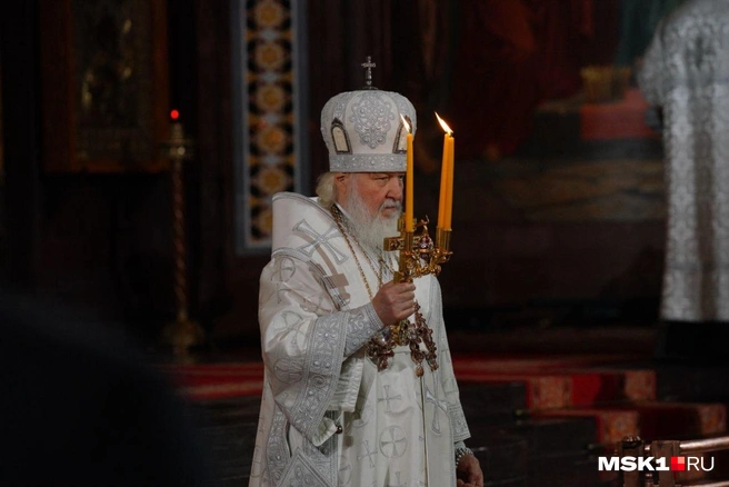 Патриарх Кирилл со свечами, зажженными от Благодатного огня | Источник: Анна Селина / MSK1.RU