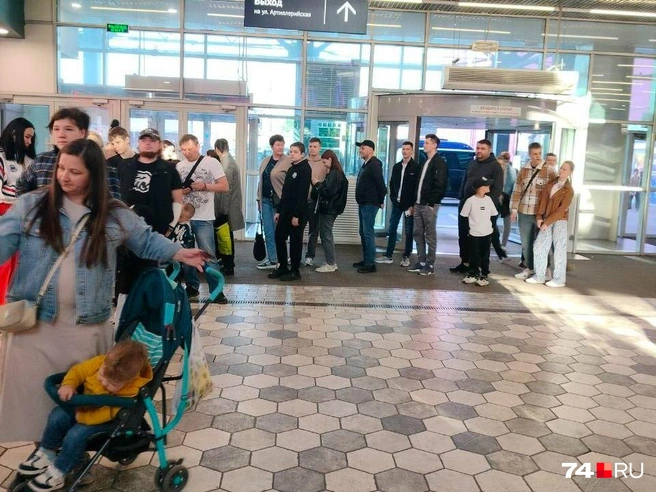 Прибытие кубка задержалось на полчаса&nbsp;— трофей доставили в 18:30. По словам наших читателей, организатор объяснил это тем, что машина с наградой попала в пробку | Источник: читатель 74.RU
