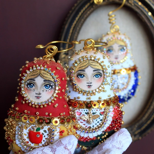 Лица персонажей Анастасия расписывает тоже вручную | Источник: Анастасия Арефьева