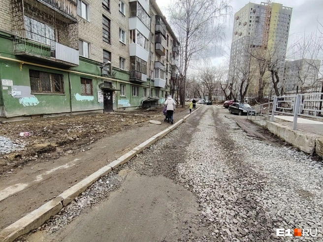 Пройти с коляской тут затруднительно | Источник: читательница E1.RU