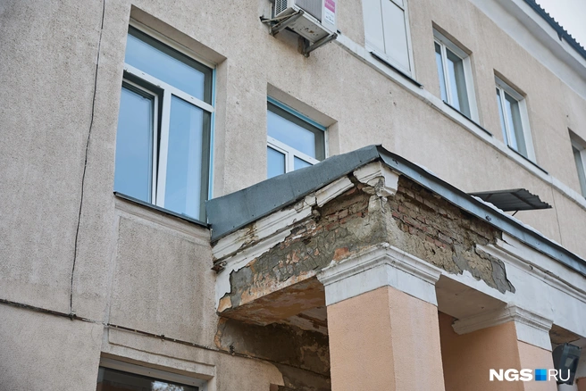 Так выглядит вход в хирургический корпус | Источник: Александр Ощепков / NGS.RU